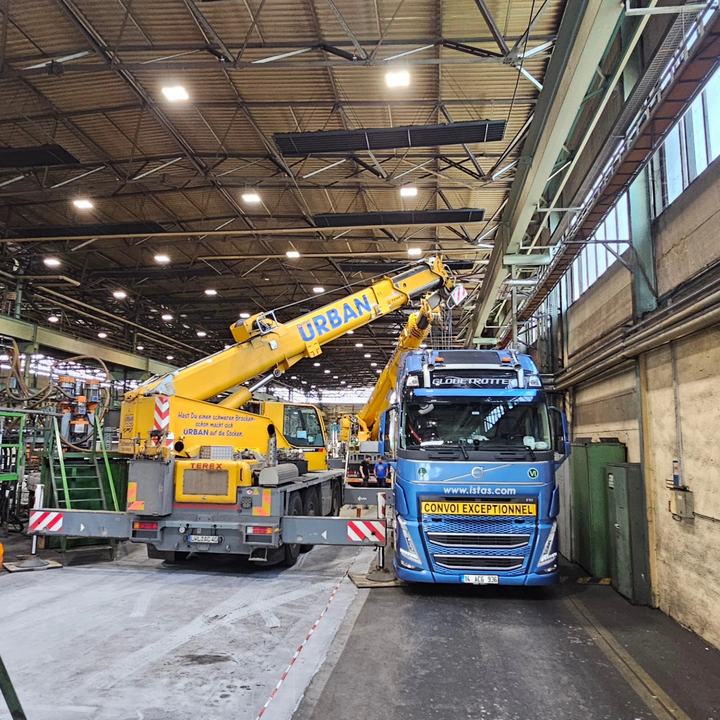 URBAN-Kran und Schwertransport in einer Werkhalle