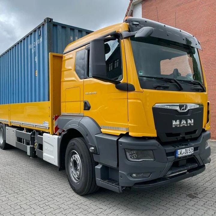 Gelber MAN-LKW von URBAN mit Seecontainer